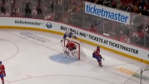 Skinner receives the puck and explodes off the wall to the net