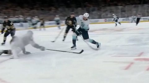 Matty Beniers Changes Angle by Pulling Puck Into His Feet