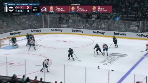 Toews Receives Bad Pass in Skates and Keeps Momentum